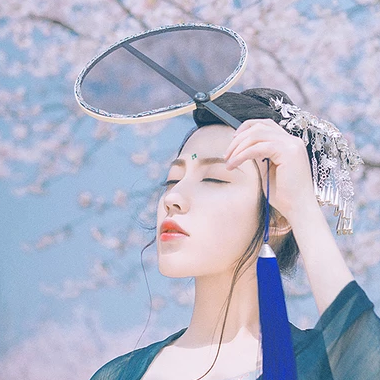 漫櫻少女心帶團(tuán)扇女生頭像，唯美古風(fēng)真頭像