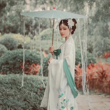 春風(fēng)撲面女生頭像，唯美古風(fēng)真人頭像