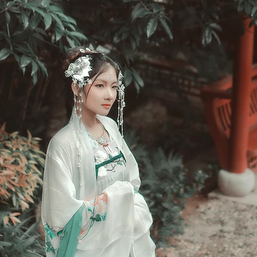 春風(fēng)撲面女生頭像，唯美古風(fēng)真人頭像