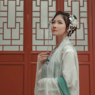 春風(fēng)撲面女生頭像，唯美古風(fēng)真人頭像