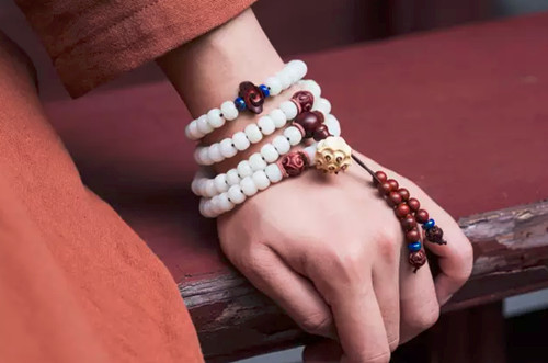手串怎么戴？左戴玉右戴銀養(yǎng)生更養(yǎng)人！