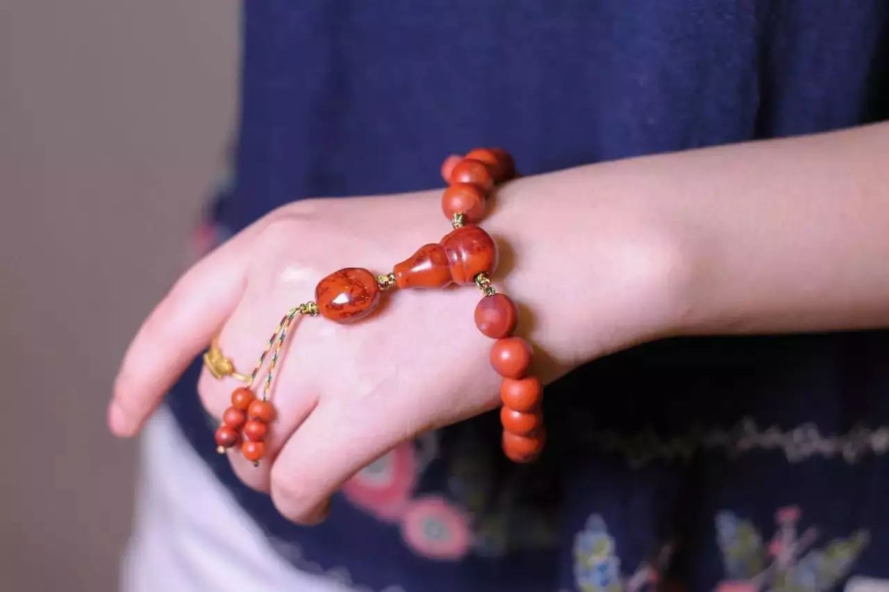 手串怎么戴？左戴玉右戴銀養(yǎng)生更養(yǎng)人！