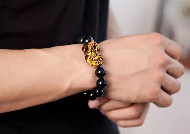 手串怎么戴？左戴玉右戴銀養(yǎng)生更養(yǎng)人！