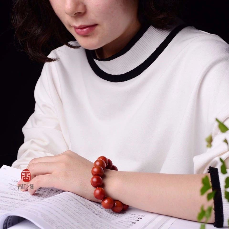 迷戀的紅，南紅手串之美！