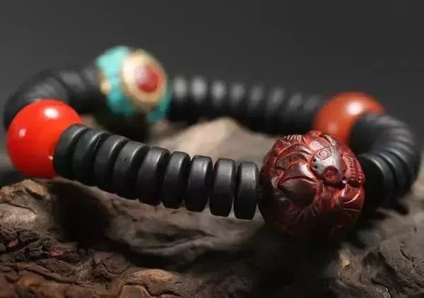 迷戀的紅，南紅手串之美！