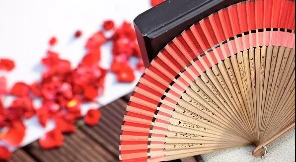 一把扇子風(fēng)情萬(wàn)種：搖出最美的福連文苑！