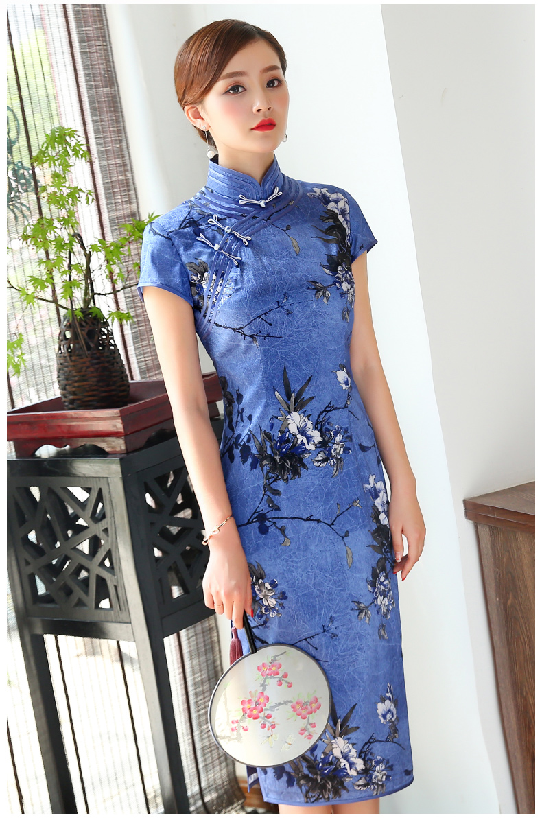 幽藍(lán)斜襟旗袍，優(yōu)雅迷人!