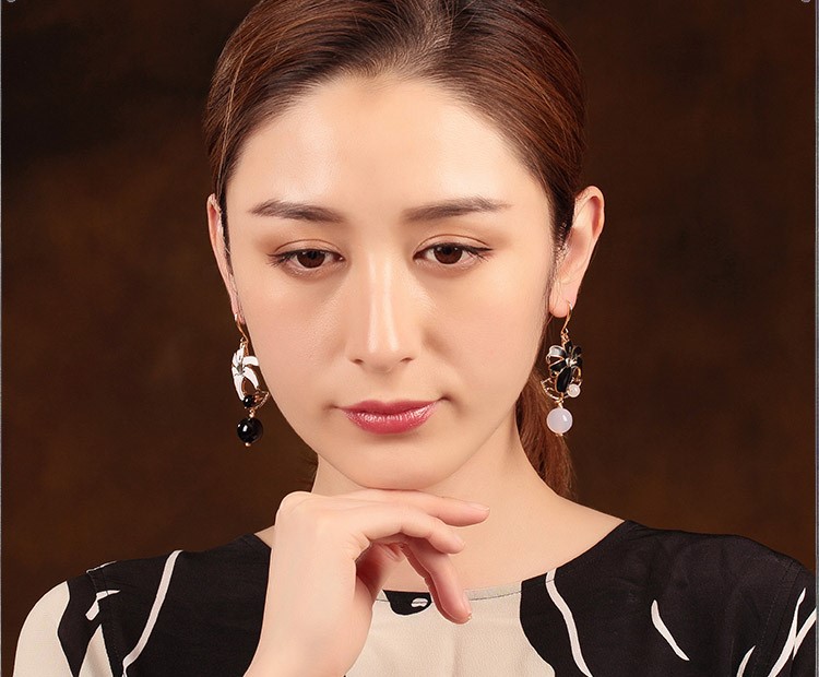 黑白百合花耳環(huán)，優(yōu)雅曼妙的首飾!