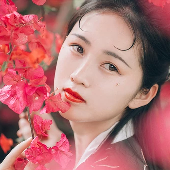 嬌艷紅花女生頭像，唯美古風真人頭像