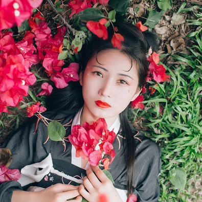 嬌艷紅花女生頭像，唯美古風真人頭像