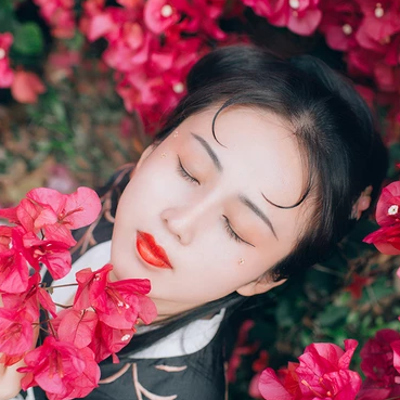 嬌艷紅花女生頭像，唯美古風真人頭像