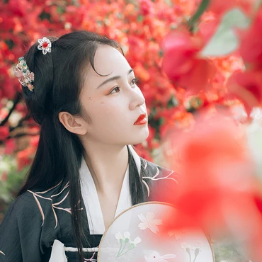 嬌艷紅花女生頭像，唯美古風真人頭像