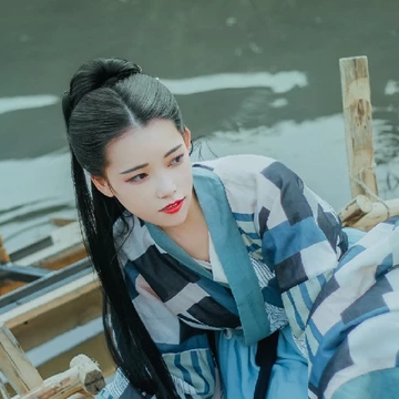 佳人在水持傘女生頭像，唯美古風真人頭像