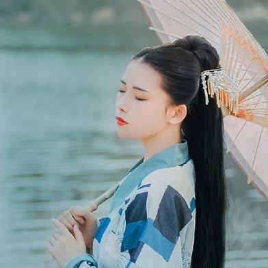 佳人在水持傘女生頭像，唯美古風真人頭像