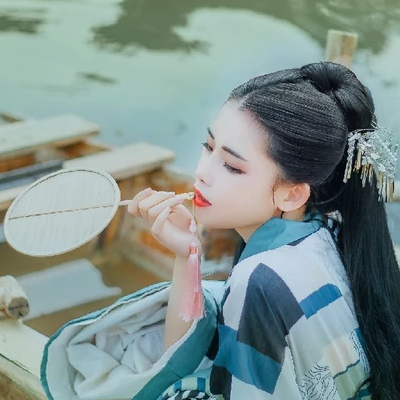 佳人在水持傘女生頭像，唯美古風真人頭像