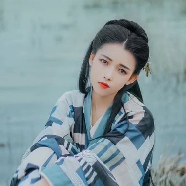 佳人在水持傘女生頭像，唯美古風真人頭像