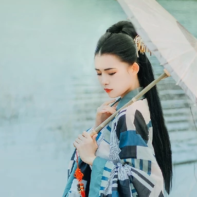 佳人在水持傘女生頭像，唯美古風真人頭像