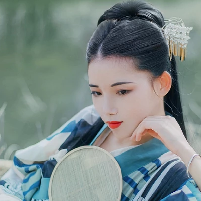 佳人在水持傘女生頭像，唯美古風真人頭像