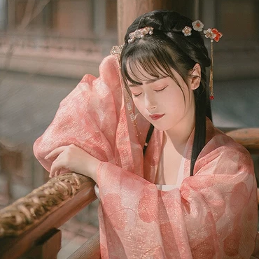 文藝粉紗裙帶傘女生頭像，唯美古風(fēng)真人頭像