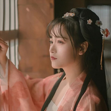 文藝粉紗裙帶傘女生頭像，唯美古風(fēng)真人頭像