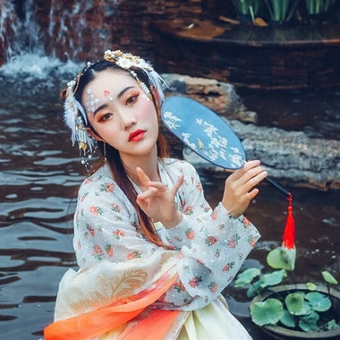 夢(mèng)如煙持團(tuán)扇女生頭像，唯美古風(fēng)真人頭像