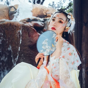 夢(mèng)如煙持團(tuán)扇女生頭像，唯美古風(fēng)真人頭像