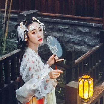 夢(mèng)如煙持團(tuán)扇女生頭像，唯美古風(fēng)真人頭像