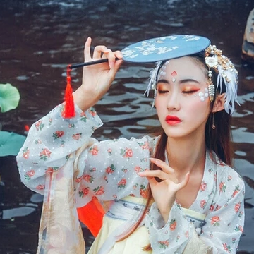 夢(mèng)如煙持團(tuán)扇女生頭像，唯美古風(fēng)真人頭像