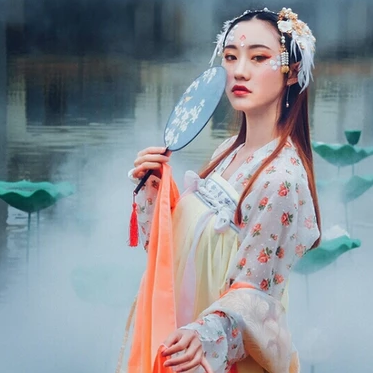 夢(mèng)如煙持團(tuán)扇女生頭像，唯美古風(fēng)真人頭像