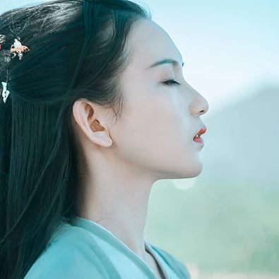 清風徐來帶斗笠折扇女生頭像，唯美古風頭像