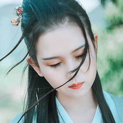 清風徐來帶斗笠折扇女生頭像，唯美古風頭像