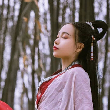 紅衣文藝女生頭像：唯美古風真人頭像