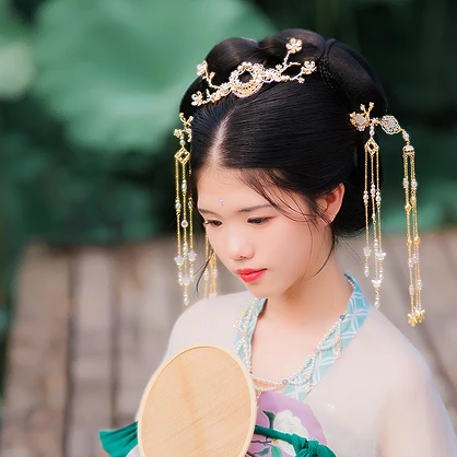 荷香滿(mǎn)溢女生頭像，持扇古風(fēng)頭像