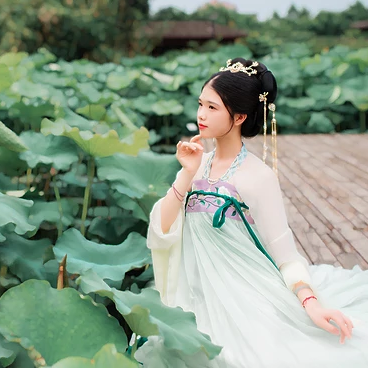荷香滿(mǎn)溢女生頭像，持扇古風(fēng)頭像