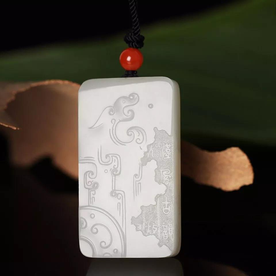 探討和田玉玉牌：和田玉規(guī)則牌形卻有一缺口？