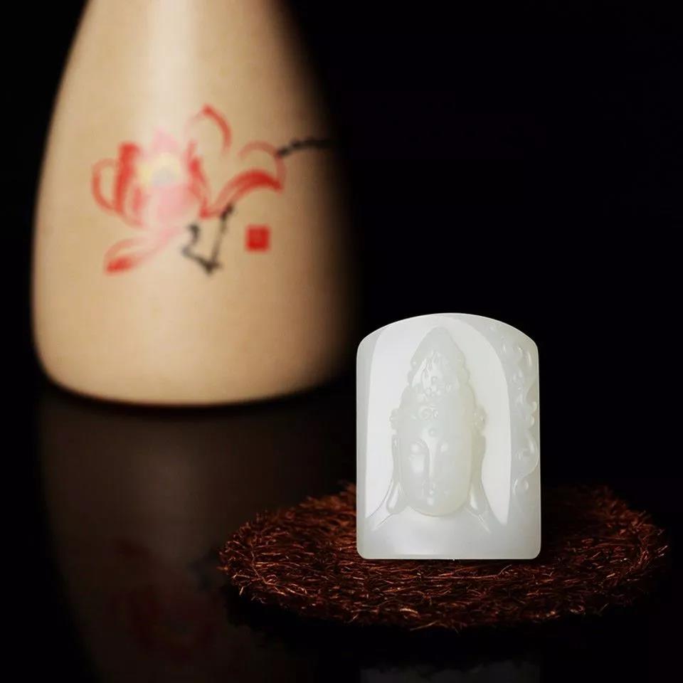 探討和田玉玉牌：和田玉規(guī)則牌形卻有一缺口？