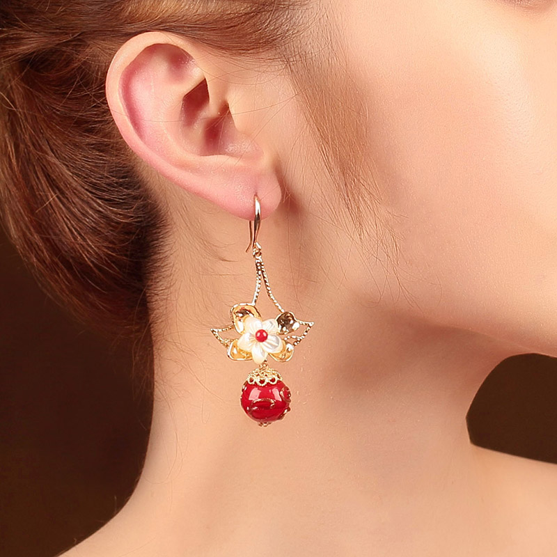 嬌艷花朵耳環(huán)：展現(xiàn)風情萬種的紅
