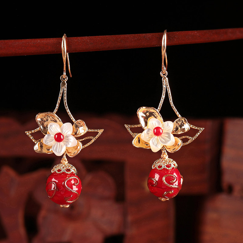 嬌艷花朵耳環(huán)：展現(xiàn)風情萬種的紅
