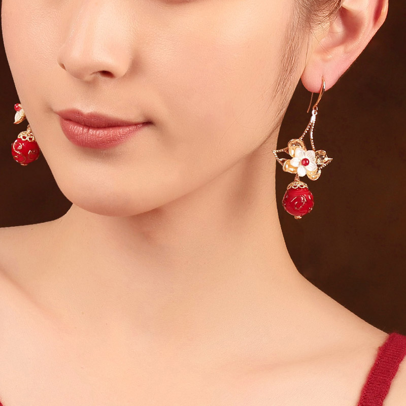 嬌艷花朵耳環(huán)：展現(xiàn)風情萬種的紅
