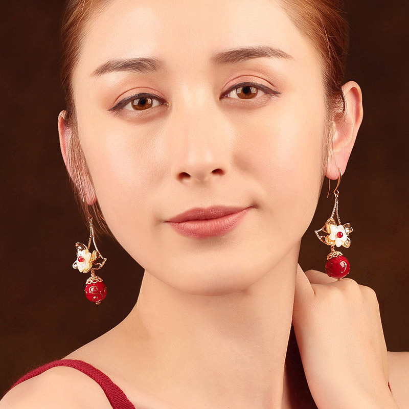 嬌艷花朵耳環(huán)：展現(xiàn)風情萬種的紅