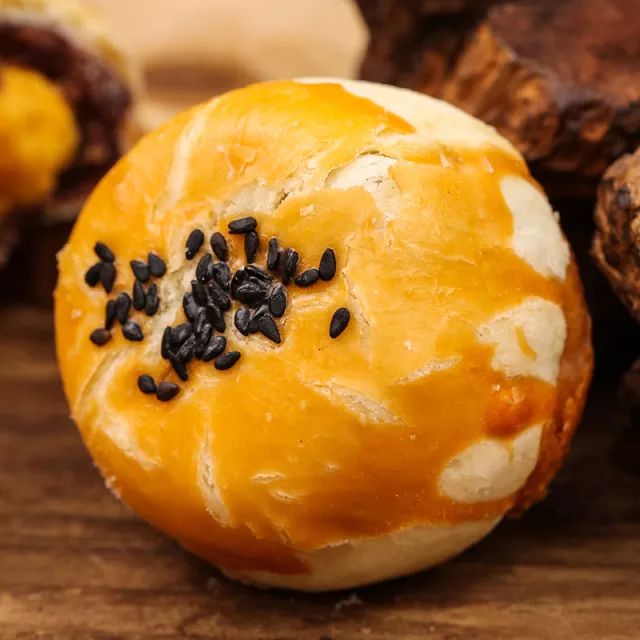 特色美食海鴨蛋黃酥：讓人上癮的蛋黃酥！