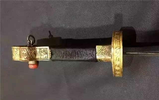 老牧民手中的藏刀，古代兵器太美!