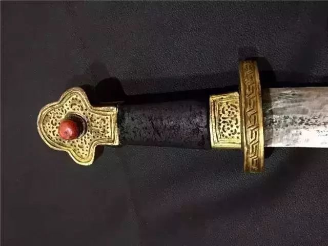 老牧民手中的藏刀，古代兵器太美!