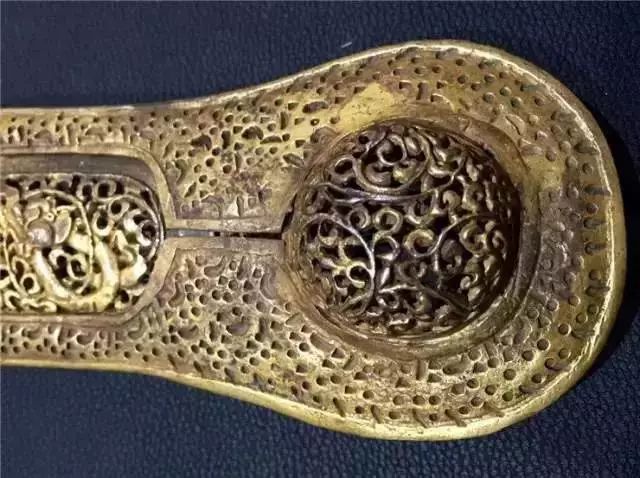 老牧民手中的藏刀，古代兵器太美!