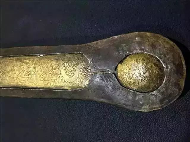 老牧民手中的藏刀，古代兵器太美!