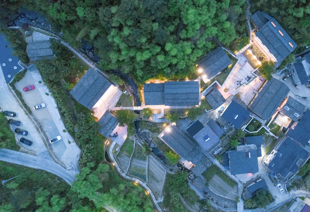 安吉·仁里息心廬，擁泉而居枕山而眠!