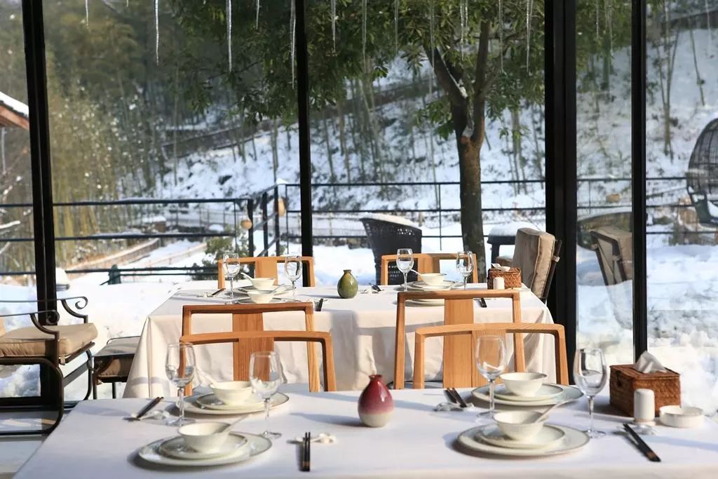 安吉·仁里息心廬，擁泉而居枕山而眠!