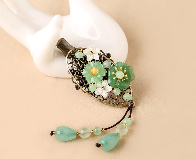 一款淡綠系的古銅發(fā)夾，優(yōu)雅別致古風(fēng)頭飾
