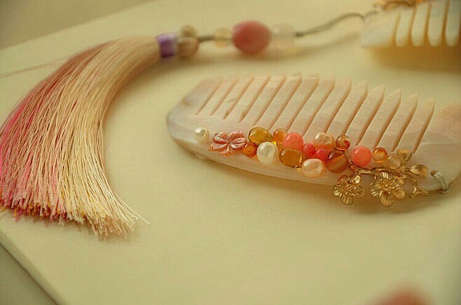 一組古風(fēng)梳子飾品，品味古典韻味之美