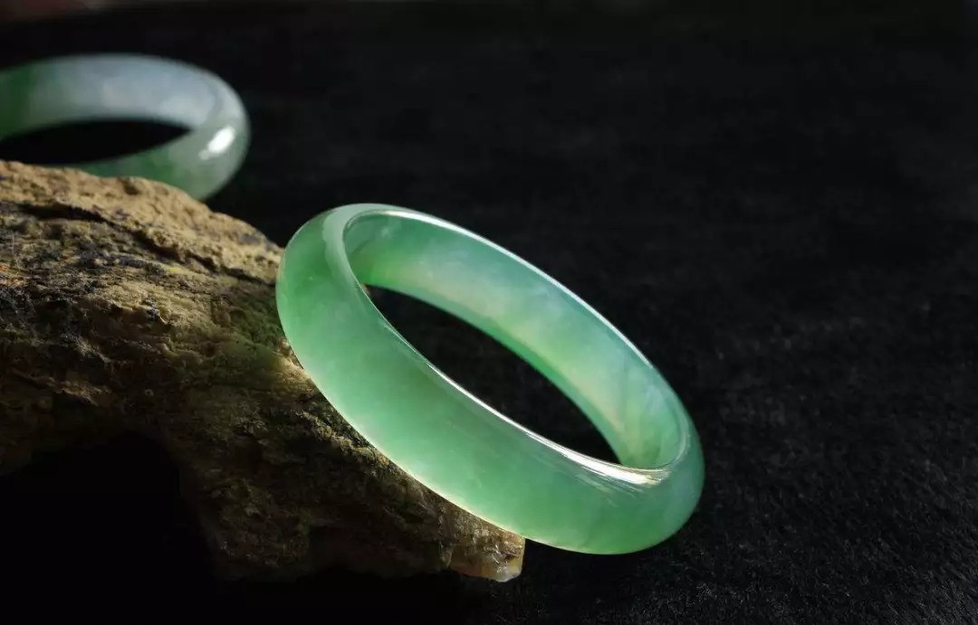 翡翠手鐲戴左手還是右手？四方面教你理解戴法